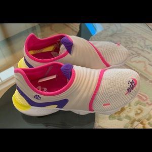 Nike women’s free run flyknit sneakers BRAND NEW!